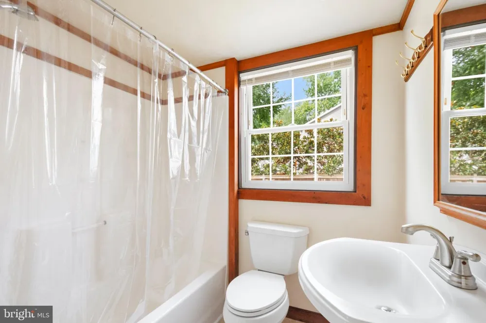 301 LAKEVIEW AVENUE Edgewater, MD 21037