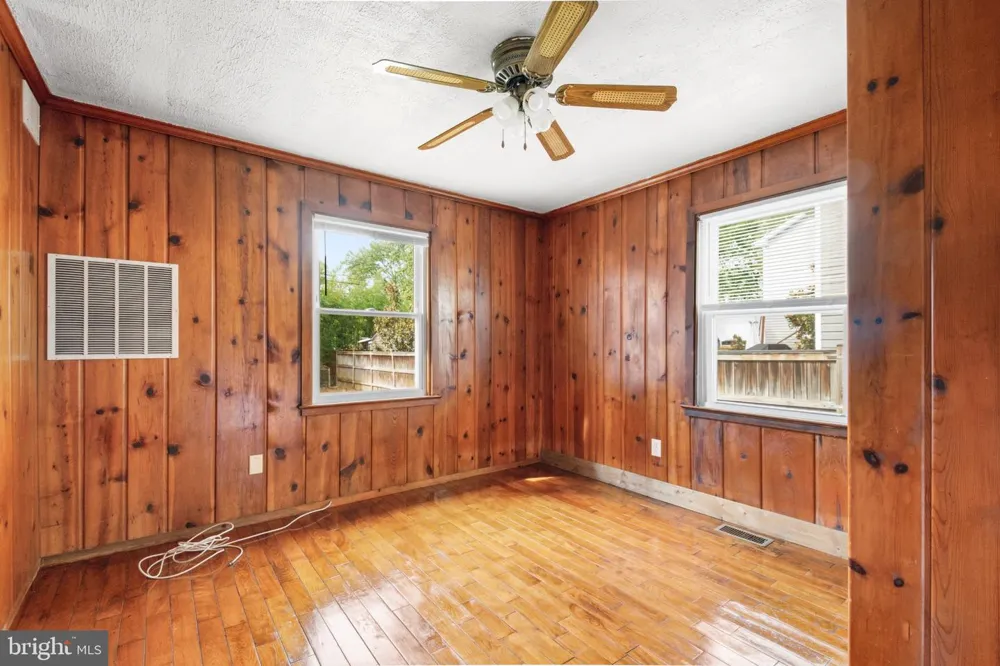 301 LAKEVIEW AVENUE Edgewater, MD 21037