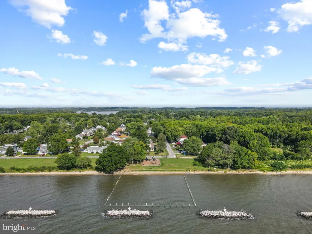 301 LAKEVIEW AVENUE Edgewater, MD 21037