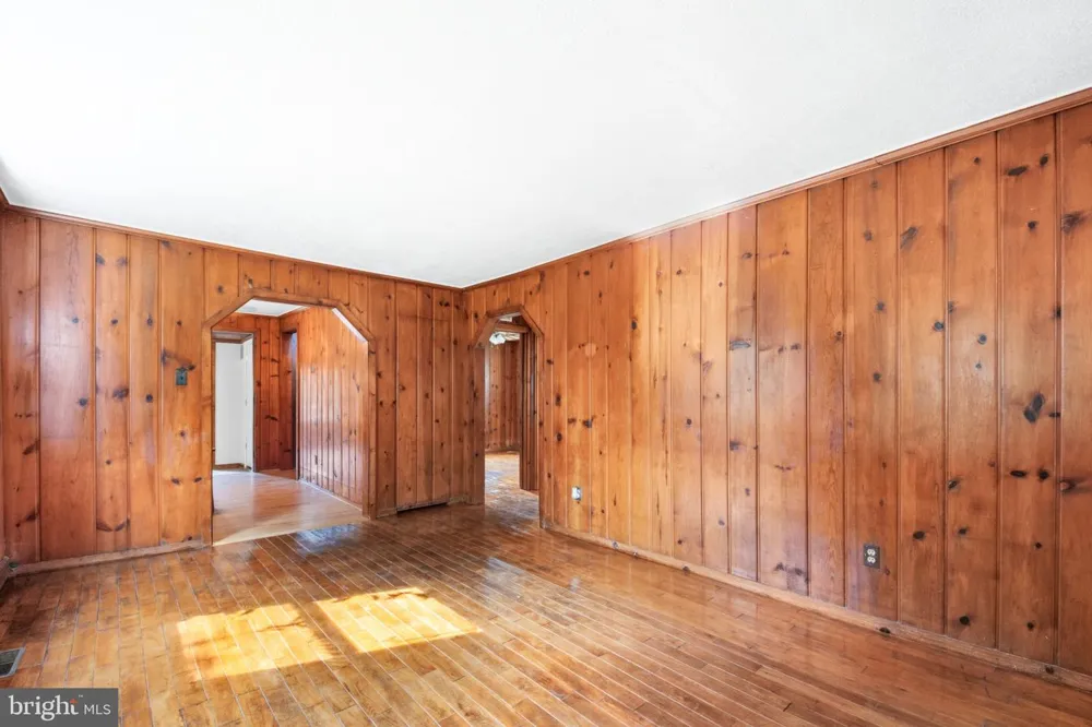 301 LAKEVIEW AVENUE Edgewater, MD 21037