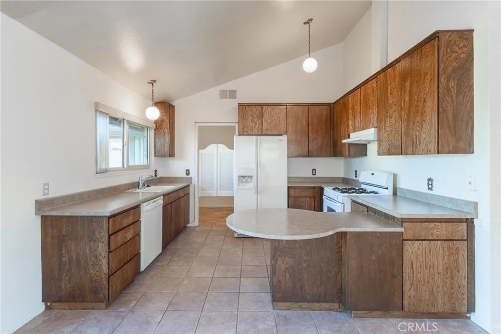 15560 Elmwood Drive Victorville, CA 92395
