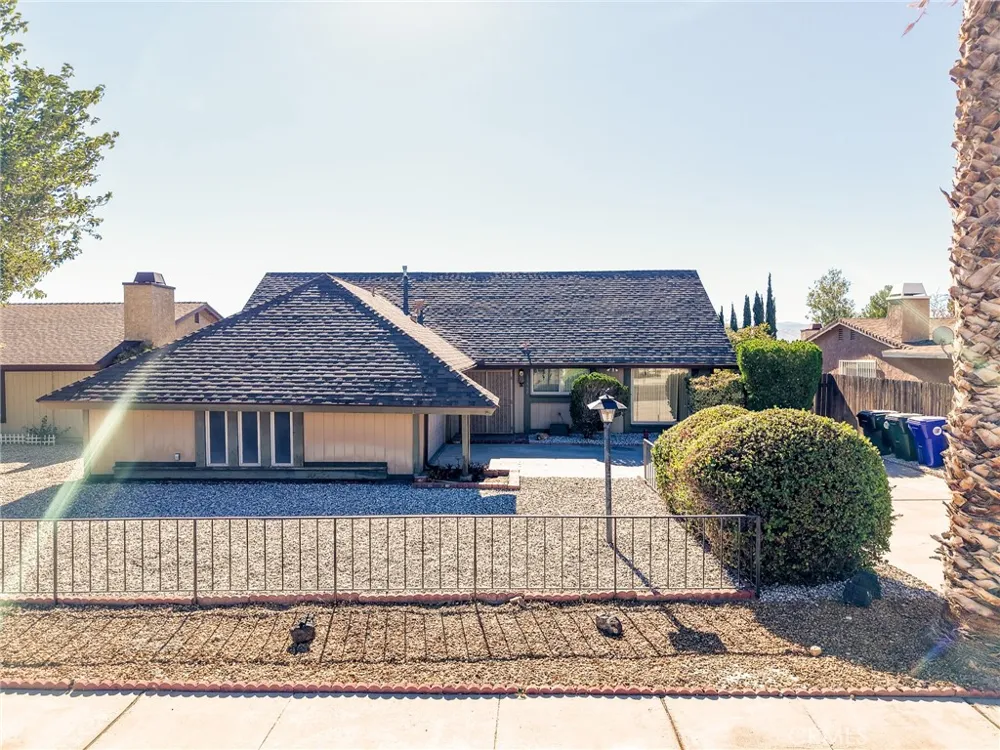 15560 Elmwood Drive Victorville, CA 92395