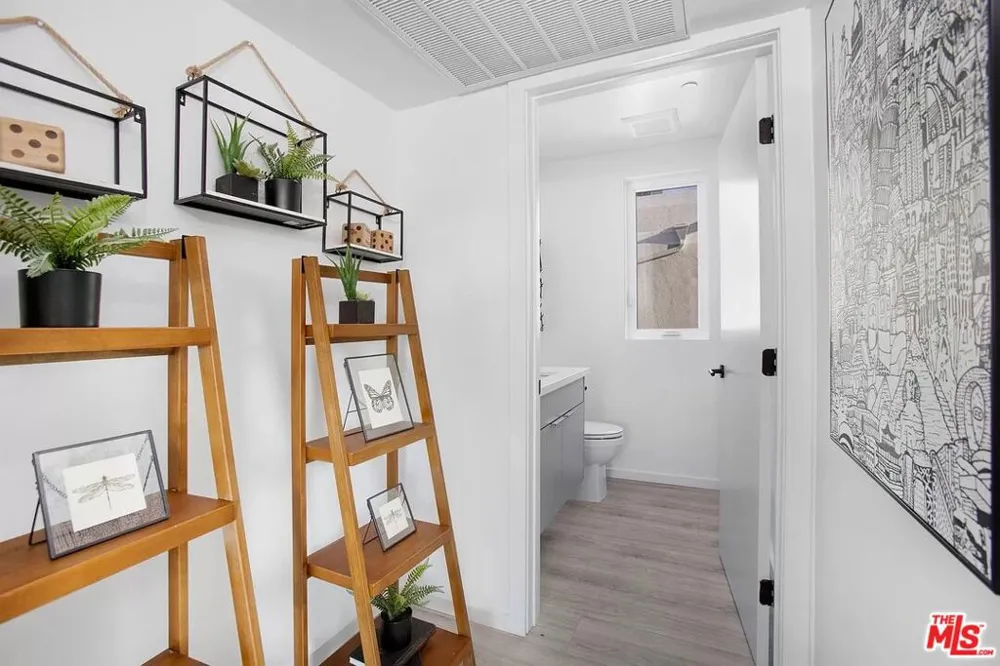 945 Oxford Avenue #11 Los Angeles, CA 90029