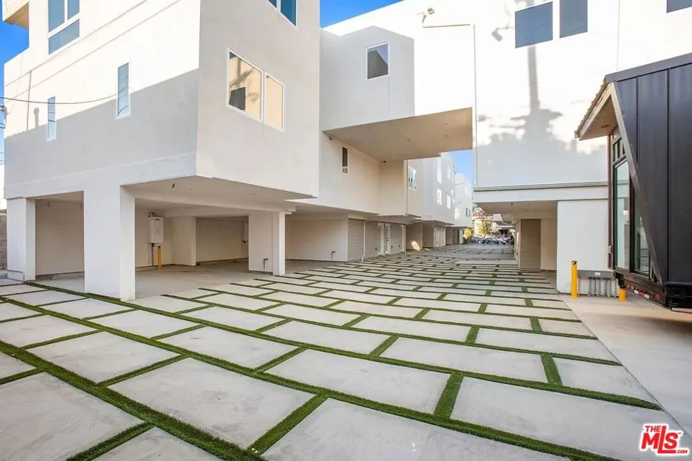 945 Oxford Avenue #11 Los Angeles, CA 90029