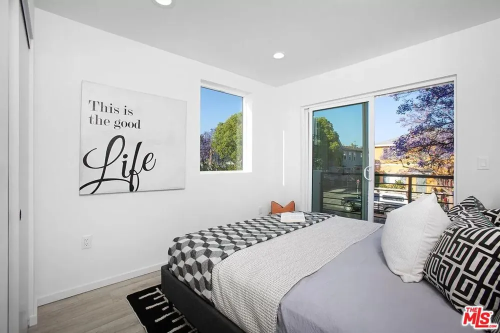 945 Oxford Avenue #11 Los Angeles, CA 90029