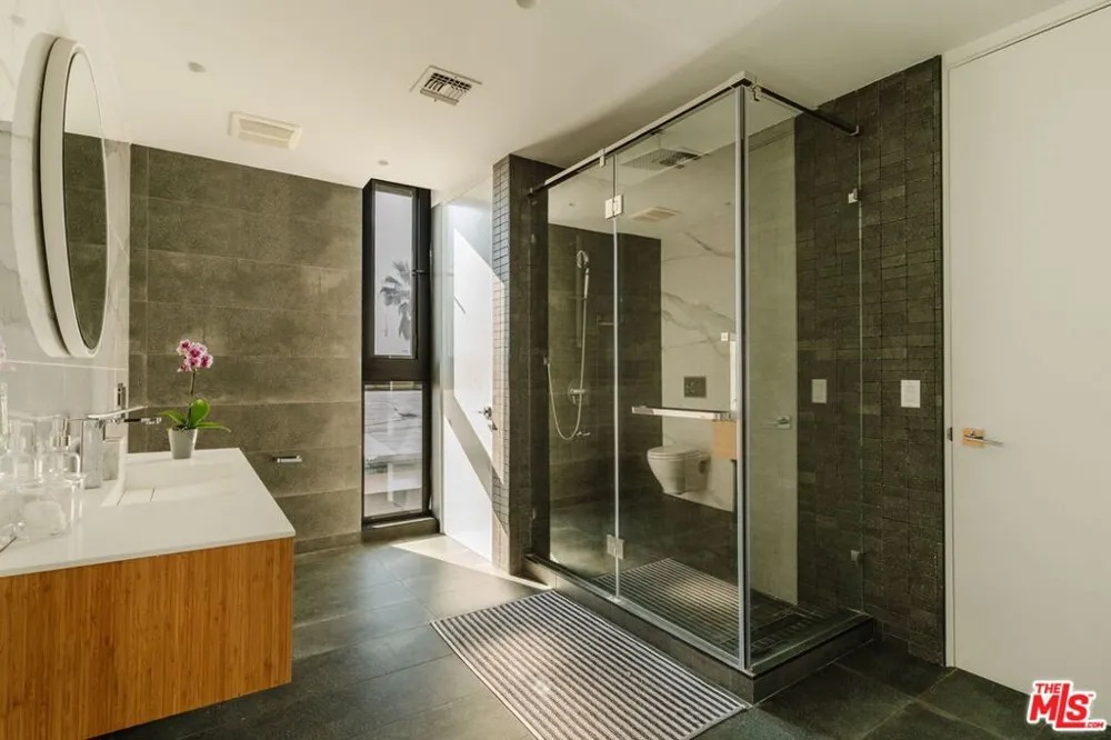 1253 Sweetzer Avenue #6 West Hollywood, CA 90069