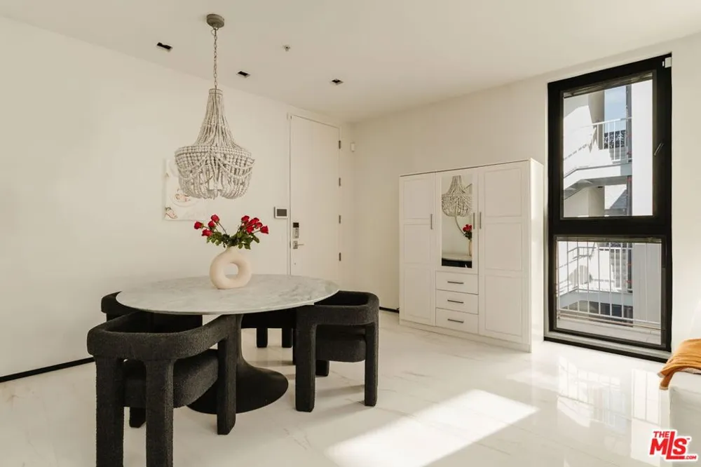 1253 Sweetzer Avenue #6 West Hollywood, CA 90069