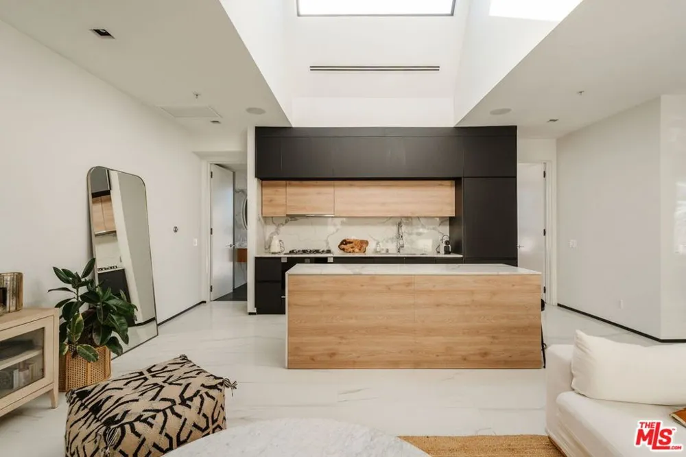 1253 Sweetzer Avenue #6 West Hollywood, CA 90069