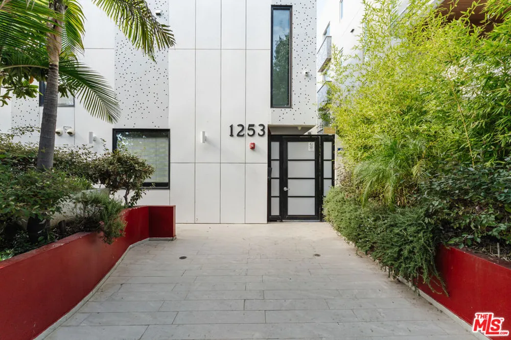 1253 Sweetzer Avenue #6 West Hollywood, CA 90069