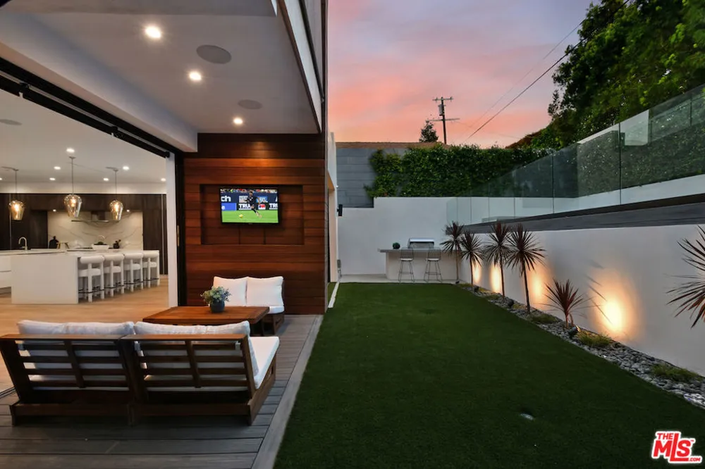 4233 Costello Avenue Sherman Oaks, CA 91423