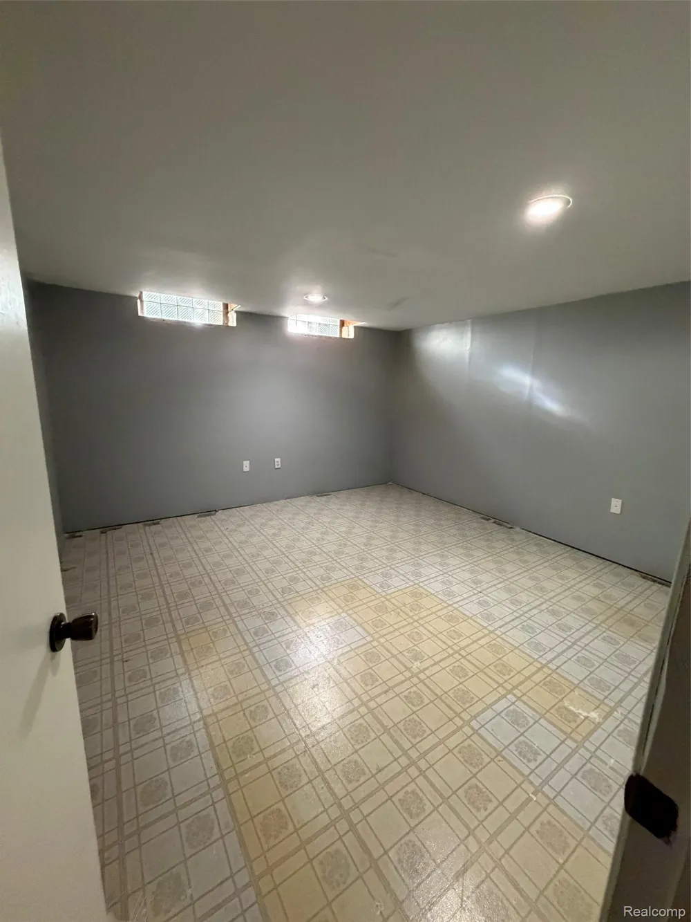 15201 Leslie Street Oak Park City, MI 48237