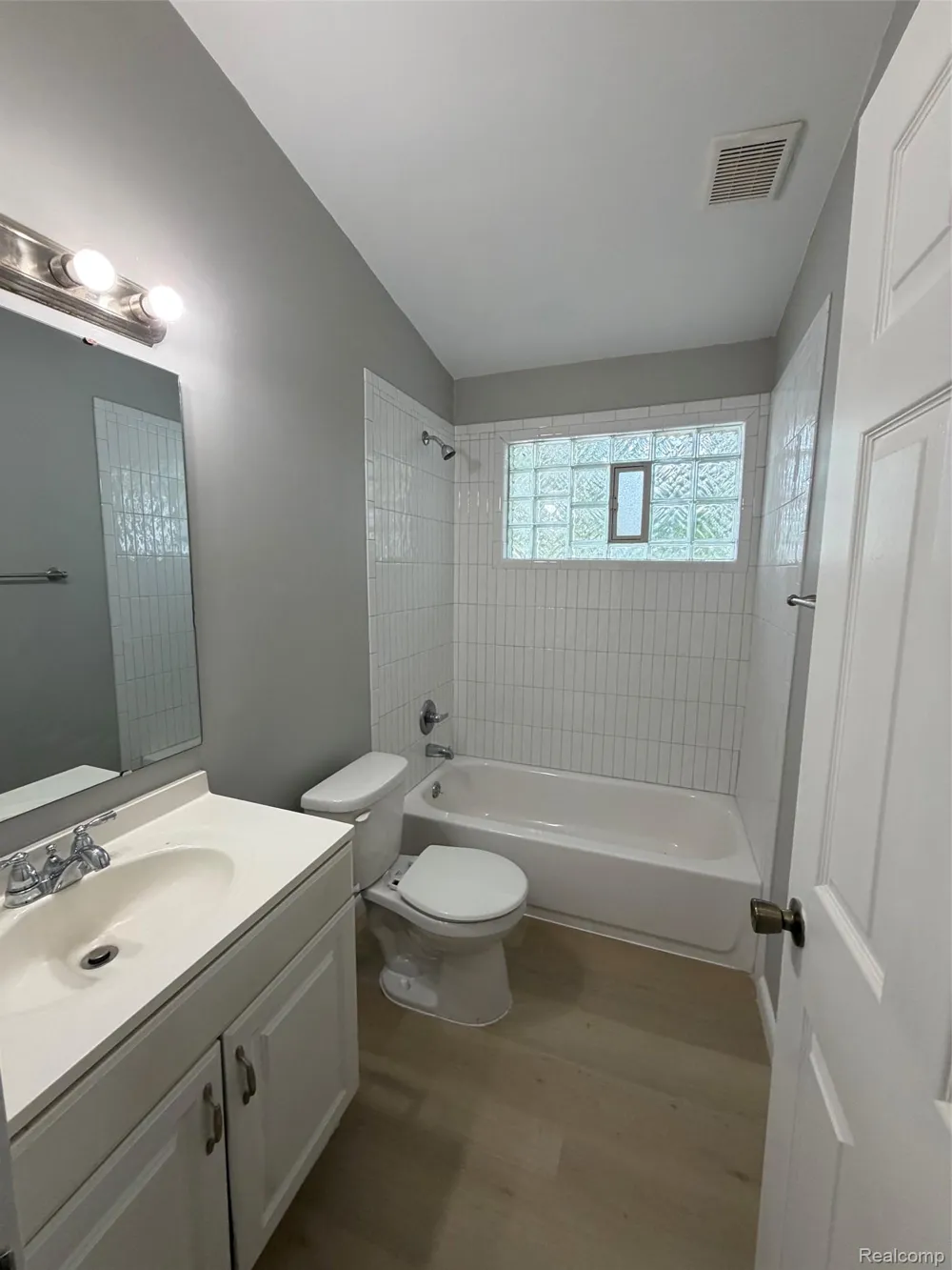 15201 Leslie Street Oak Park City, MI 48237