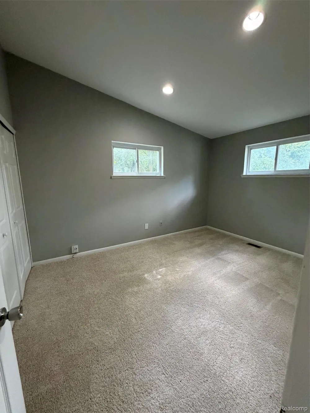 15201 Leslie Street Oak Park City, MI 48237