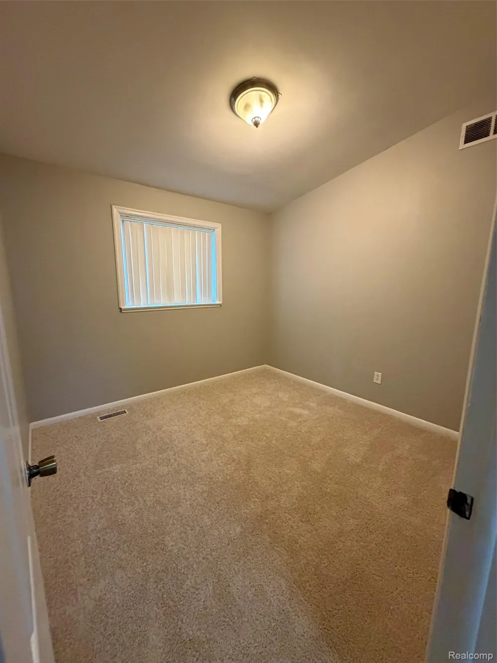 15201 Leslie Street Oak Park City, MI 48237