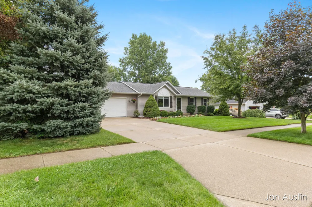 5064 Shinnecock Hills Drive NW Alpine Township, MI 49321