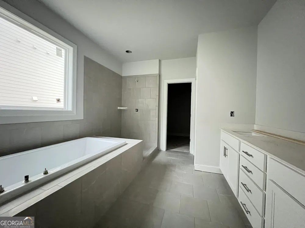 5667 Evelyn LN Flowery Branch, GA 30542