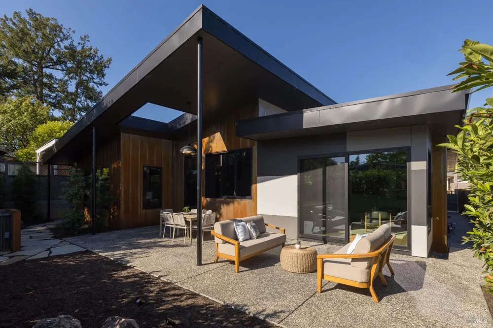 573 Ellis Court Sebastopol, CA 95472