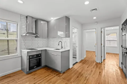 695 SUMMIT AVE