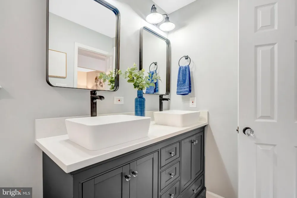 5211 ELLINGTON COURT Fairfax, VA 22032