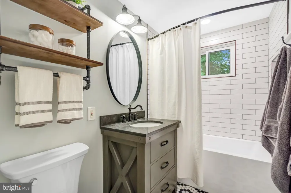 5211 ELLINGTON COURT Fairfax, VA 22032