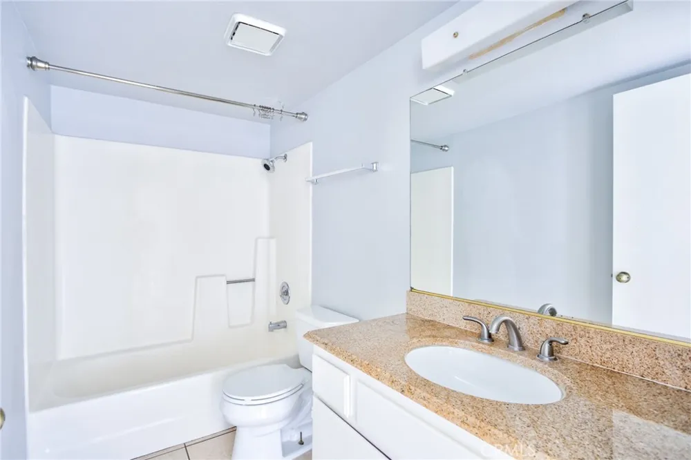 3 Carriage Pomona, CA 91766