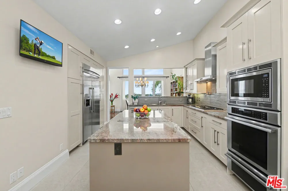 12544 The Vista Los Angeles, CA 90049