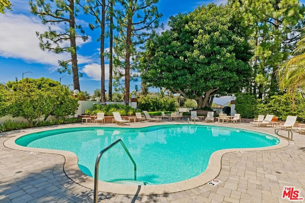 12544 The Vista Los Angeles, CA 90049