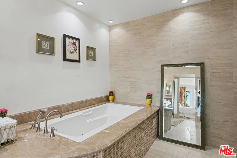 12544 The Vista Los Angeles, CA 90049