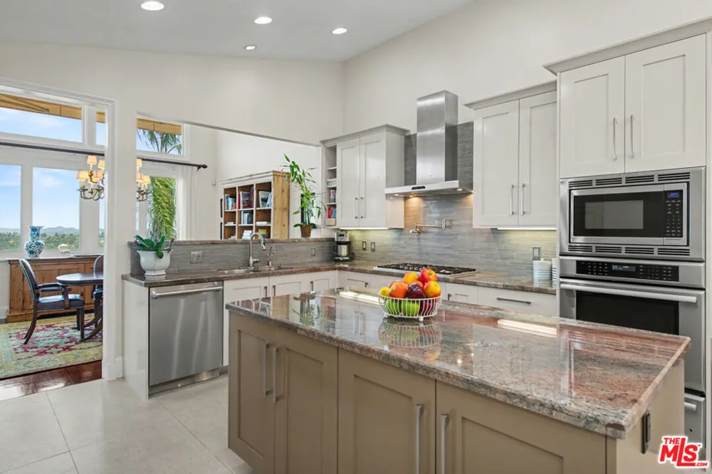 12544 The Vista Los Angeles, CA 90049