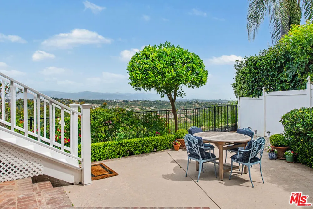 12544 The Vista Los Angeles, CA 90049