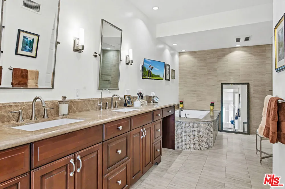 12544 The Vista Los Angeles, CA 90049