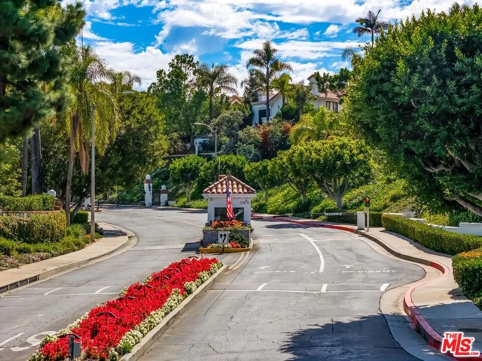 12544 The Vista Los Angeles, CA 90049