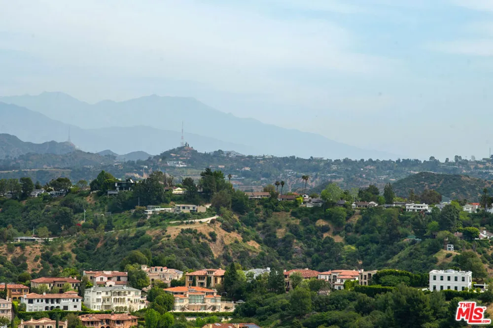 12544 The Vista Los Angeles, CA 90049