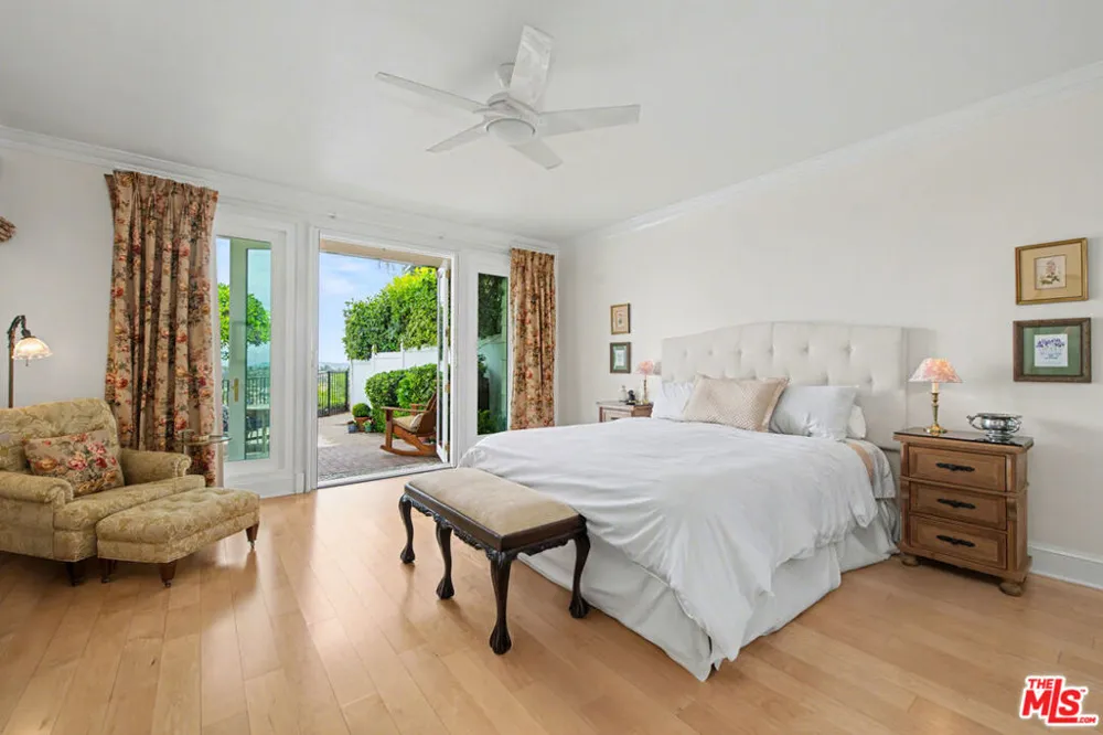 12544 The Vista Los Angeles, CA 90049