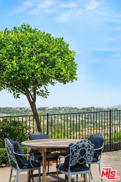 12544 The Vista Los Angeles, CA 90049