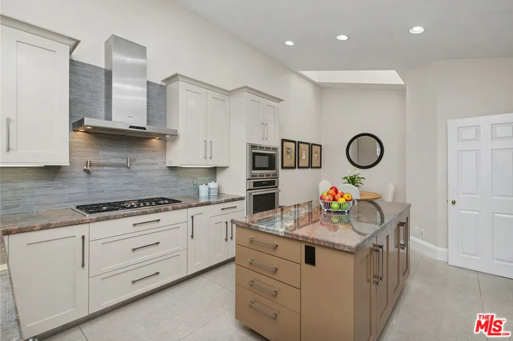 12544 The Vista Los Angeles, CA 90049