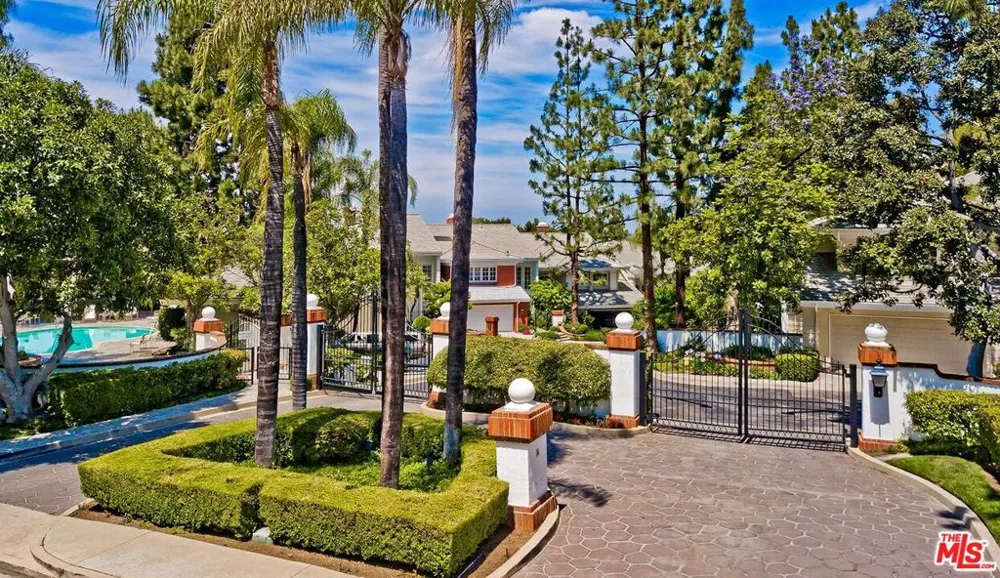 12544 The Vista Los Angeles, CA 90049