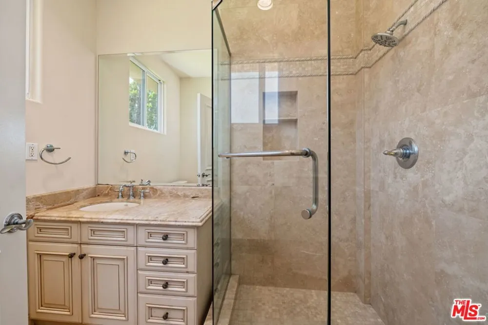 419 Laurel Avenue Los Angeles, CA 90048
