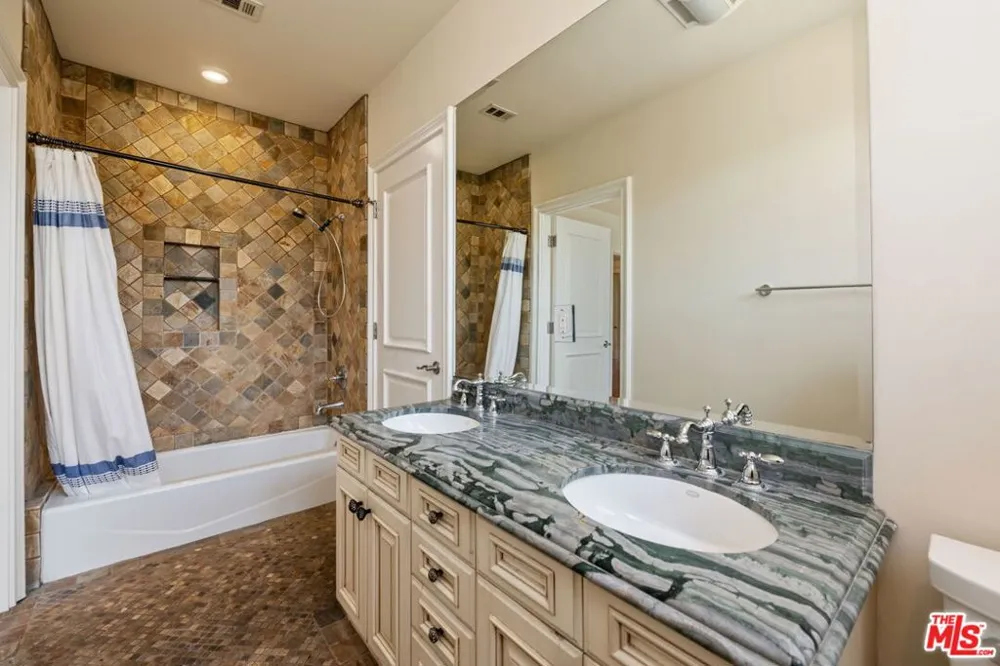 419 Laurel Avenue Los Angeles, CA 90048