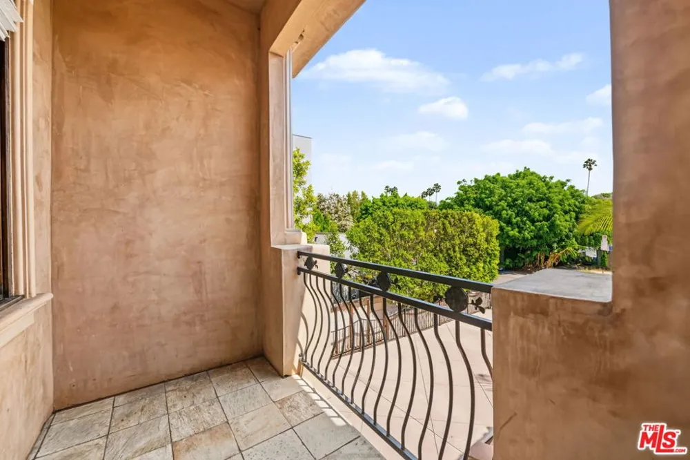 419 Laurel Avenue Los Angeles, CA 90048