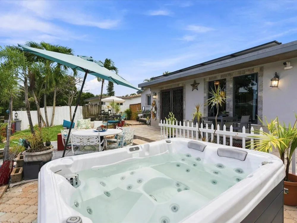 707 SW 3RD AVENUE Hallandale Beach, FL 33009