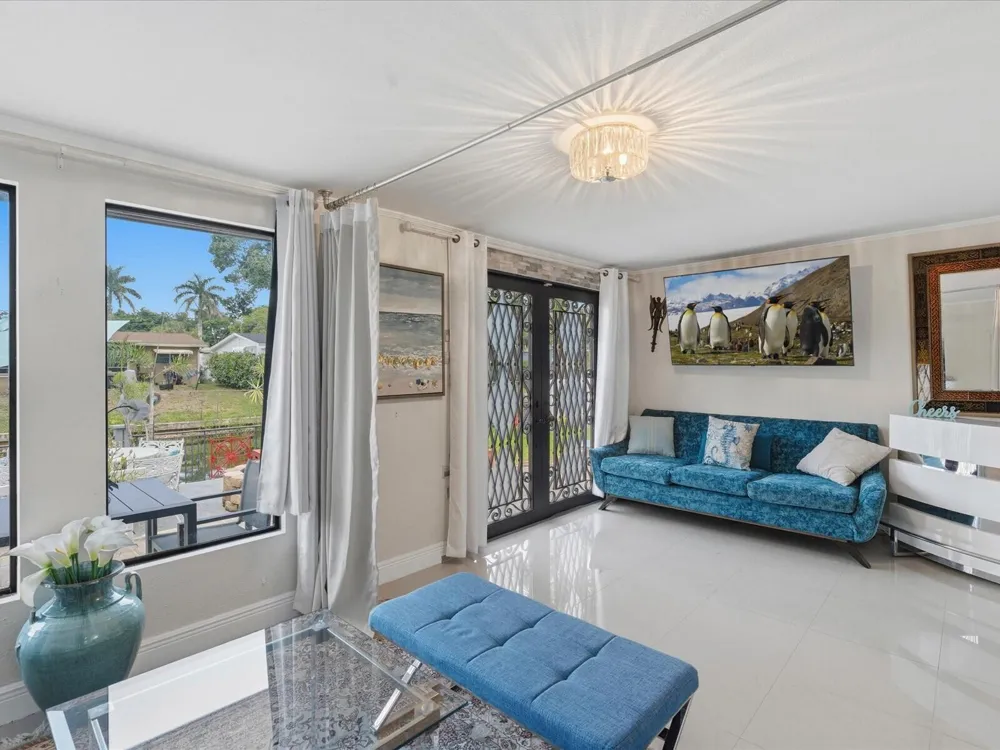 707 SW 3RD AVENUE Hallandale Beach, FL 33009