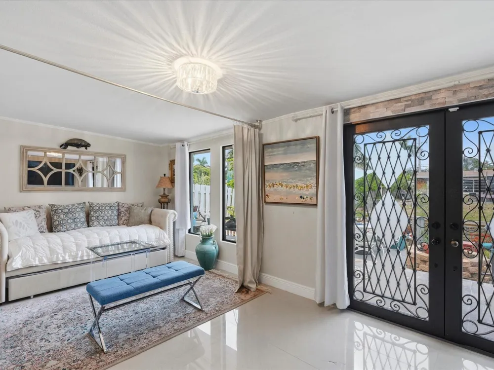 707 SW 3RD AVENUE Hallandale Beach, FL 33009