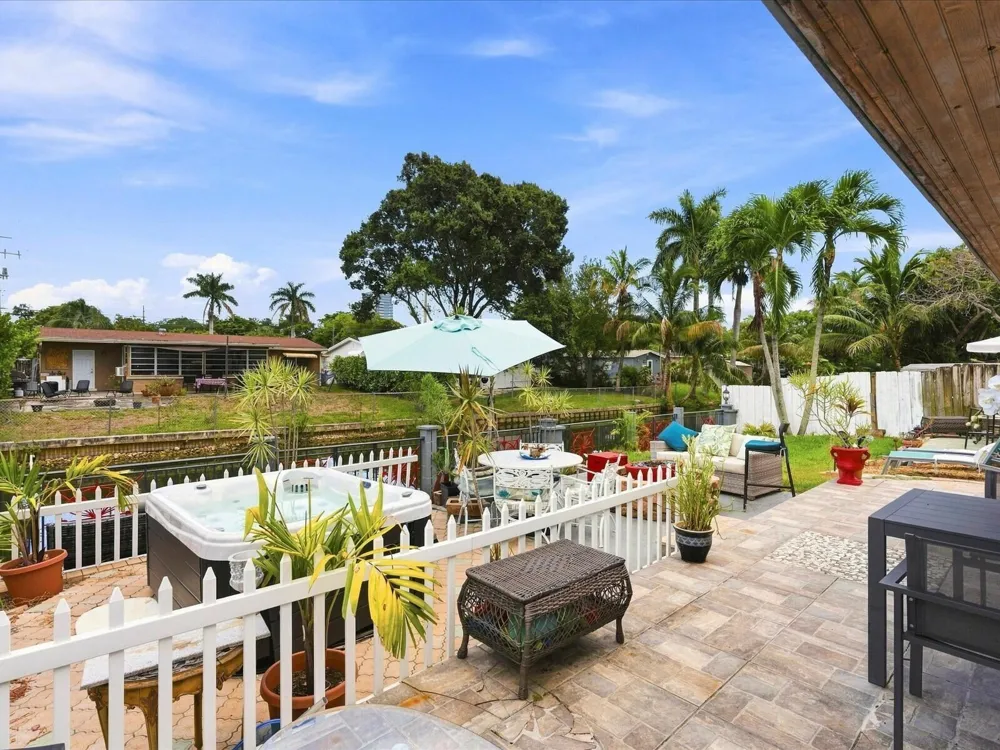 707 SW 3RD AVENUE Hallandale Beach, FL 33009