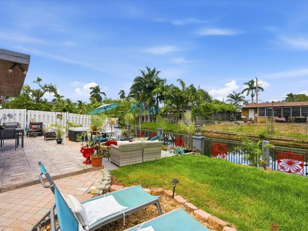 707 SW 3RD AVENUE Hallandale Beach, FL 33009