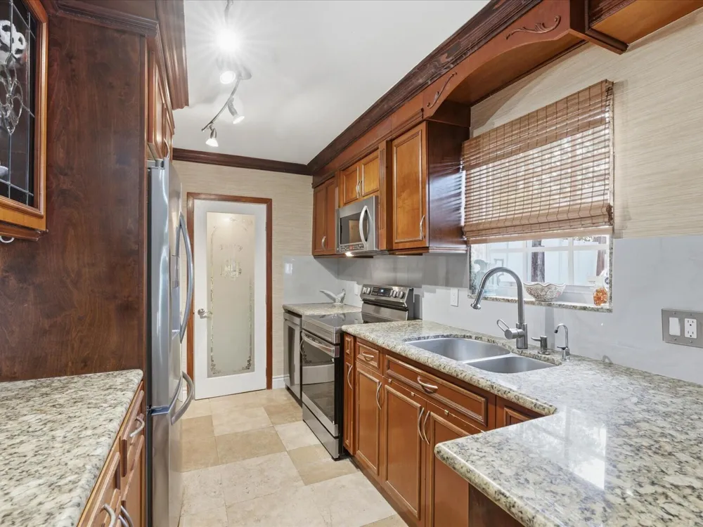 707 SW 3RD AVENUE Hallandale Beach, FL 33009