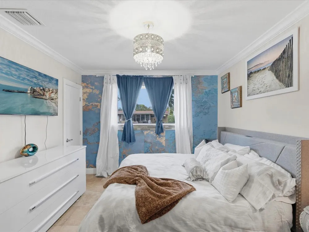 707 SW 3RD AVENUE Hallandale Beach, FL 33009