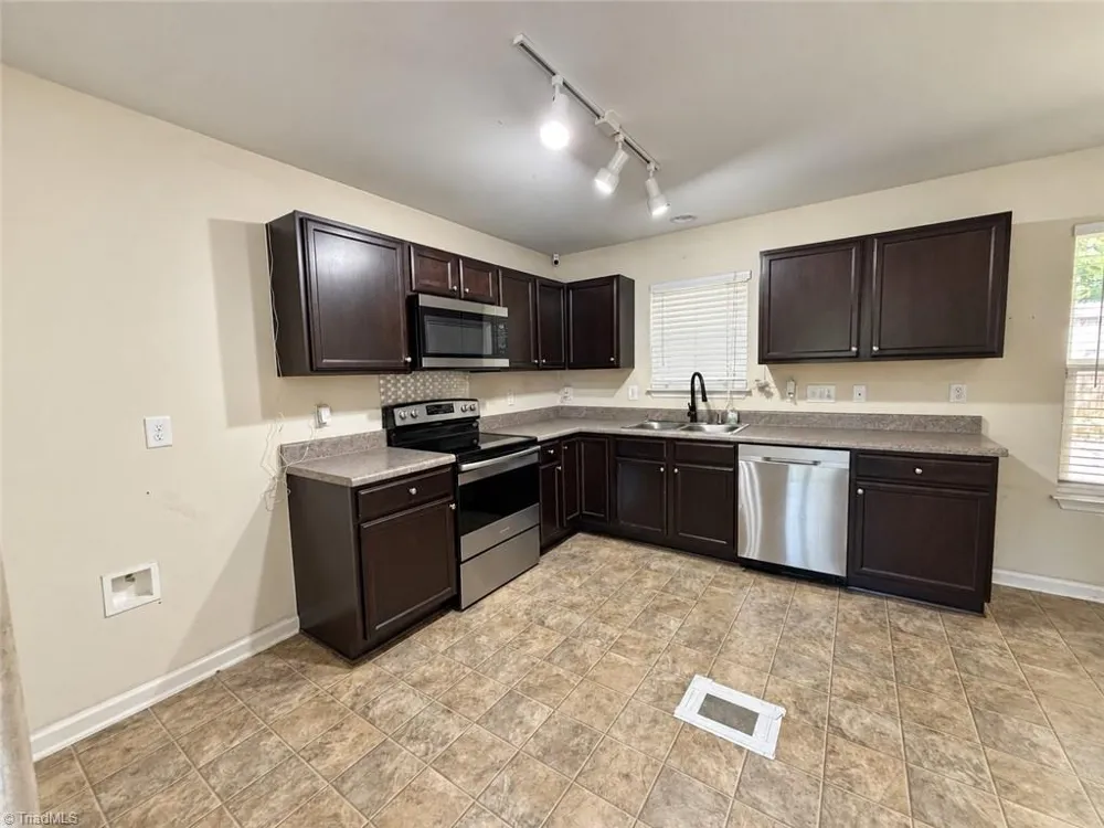 4506 Stephen Oaks Way Greensboro, NC 27405