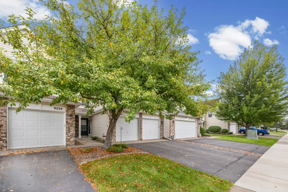 9220 Merrimac Lane Maple Grove, MN 55311