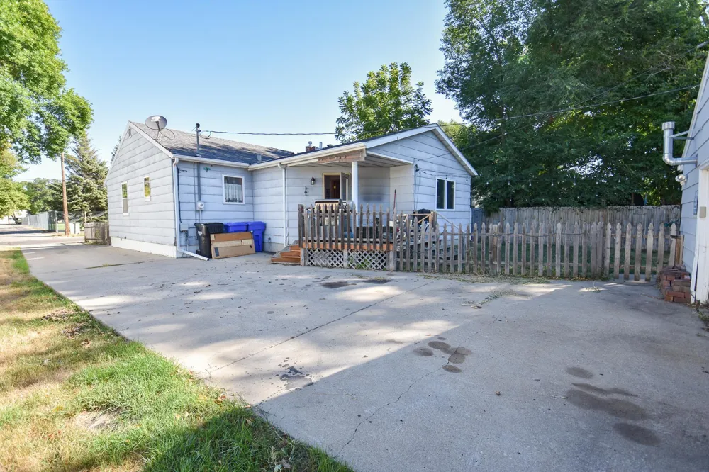 1630 11 AVENUE S Fargo, ND 58103